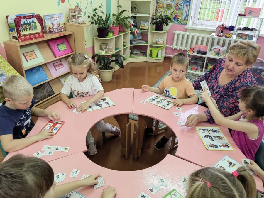 ЗНАКОМСТВО ДЕТЕЙ С ПРОФЕССИЯМИ